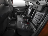 ルーフラインがリアに向かって下がったスタイリングだが、後席のヘッドルームもきちんと確保されている。