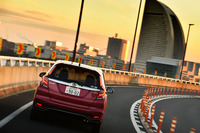 日の傾いた横浜を走る。やや疲れの出てきたドライブ終盤でも、先進安全運転支援システムが備わる「フィット ハイブリッドS Honda SENSING」は安心して運転できる。