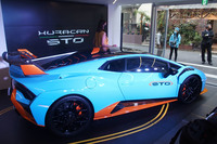 ワンメイクレーシングマシン「ウラカン スーパートロフェオEVO」 譲りとなる、2段式の大型リアウイングやリアフード上のシャークフィンが目を引くエクステリア。