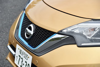 フロントグリルには、エコカーの象徴としてブルーのアクセントカラーが添えられる。