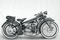 1923年に登場したBMWの二輪モデル「R32」。水平対向2気筒エンジンを搭載し、動力をドライブシャフトで後輪に伝えるという、今日のモデルにも受け継がれる特徴をすでに備えていた。