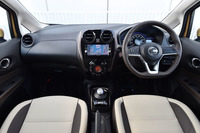 「ノートe-POWER」のインテリア。「プリウスPHV」よりも、オーソドックスな造形となっている。