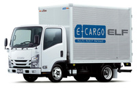 ♪いすゞのトラック～♪「エルフ」。筆者が指す近所の水道屋さん仕様はより小型のもの。形だけご参考までに。