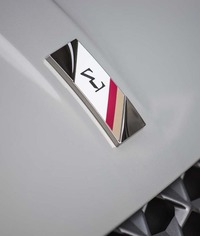 ボンネットの先端には「E」ロゴをあしらったエンブレムが添えられる。写真は「DS 3クロスバックE-TENSE」のもの。