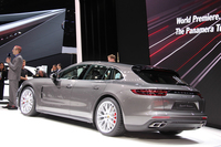 「パナメーラ スポーツツーリスモ」のルーフラインは、ワゴン車のように後方に延長されている。