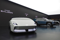 「ジャパンモビリティショー2025」より、ホンダブースに出展された「ホンダ 0シリーズ」の3車種。当初、新しい「Hマーク」は次世代EVのみに採用されると発表されていた。