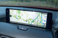 12.3インチのセンタースクリーンはコマンダーダイヤルでの操作のみに対応。「XDドライブエディション」設定のタイミングで「マツダ3」と「CX-30」は「Apple CarPlay」と「Android Auto」のタッチ操作ができるようになったのだが……。