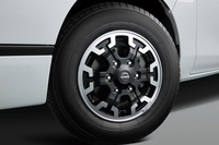 「プロスタイル」に標準装備される15インチアルミホイール。