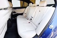 後席も前席同様、上質なダコタレザーで仕立てられている。背もたれは40：20：40の分割可倒式。