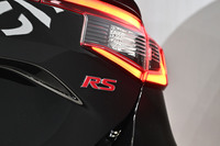 リアに貼られた「RS」のバッジ。フロントグリルにも同じものが備わっている。
