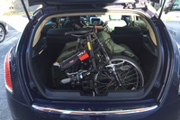 愛車の「ランチア・デルタ」の荷室に折りたたみ自転車を2台入れた状態。