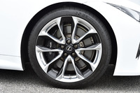 標準タイヤは20インチだが、試乗車にはオプションの21インチが装着されていた。サイズは前が245/40R21で、後ろが275/35R21。