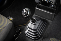 5段MTの変速比は、1速から順に5.809、3.433、2.171、1.354、1.000。トランスファーの変速比はハイレンジが1.320、ローレンジが2.643で、最終減速比は3.818となっている。