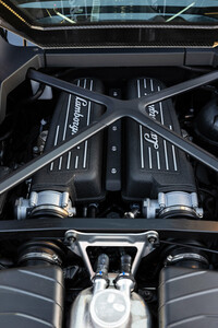 5.2リッターV10エンジンは「ウラカンSTO」ゆずりのもので、最高出力640PSを発生。今となっては非常に貴重な、大排気量・高回転・高出力の自然吸気エンジンだ。