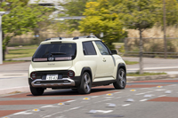 足まわりはフロントがストラットでリアがトーションビーム。サスペンションとステアリングアシストのセッティングを日本向けに変更している。