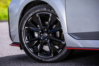 ベースモデルよりもリム幅を0.5インチ広げた、17×7Jサイズのアルミホイールを標準装備。タイヤは205/50ZR17サイズの「ミシュラン・パイロットスポーツ4」を専用アイテムとして採用している。