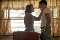 第198回：父の不在が母を暴走させる――崩壊する家族の物語『ワイルドライフ』の画像