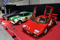 特別展示車両から。右から映画『蘇る金狼』で松田優作が乗った（実際に運転はしていない）ことで知られる「ランボルギーニ・カウンタックLP500Sウォルター・ウルフ」、ワークス仕様の「日産チェリー クーペX1-R」のレプリカ、そしてプライベートでもクルマ好きで知られるSUPER GTドライバー、松田次生選手の所有する「日産スカイラインGT-R（BNR32）」。