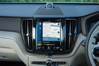 インストゥルメントパネルの中央には、9インチの縦型モニターがおさまる。タッチ操作は、手袋着用時でも可能。