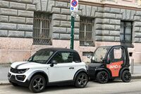 「エストレーマ・ビロ」と一緒にたたずむのは、イモラのタッツァーリ社による「ゼロ・エヴォ」（写真向かって左）。