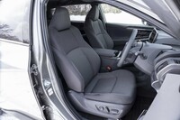 正式発表はないが、資料によるとFWDと4WDのそれぞれに「HI」と「MID」の2グレードが存在するようだ。撮影車両はMIDでシート表皮はファブリック。