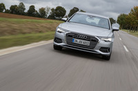 動力性能は、0-100km/h加速が8.3秒、最高速が241km/h。燃費は装着されるタイヤに応じて、4.9-4.5/100km（約20.4-22.2km/リッター、欧州複合モード）とされている。