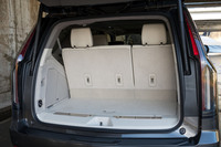 荷室容量は7人乗車時で722リッター、3列目をたたんだ状態で2065リッター。床下には、浅いながらもサブトランクが設けられている。