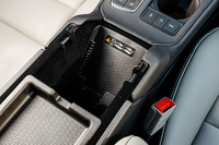 アームレストの下に備わる、携帯端末のワイヤレスチャージャー。ガジェット先進国・アメリカのクルマだけに、こうした箇所のつくり込みは日欧のクルマよりもしっかりしている。