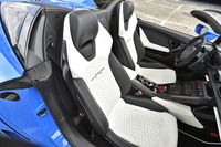 シートはブラックとホワイトの“バイカラー”。座面と背もたれの中央には「Q-Citura」と呼ばれるダイヤモンドステッチが施されている。