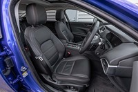 本革のフロントシートに、気になるヤレや表皮のキズなどはなかった。