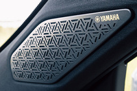 最新型「アウトランダー」のAピラーに内蔵された「ダイナミックサウンドヤマハアルティメット」のスピーカー。同システムが標準で装備される「Pエグゼクティブパッケージ」と、「P」「G」グレードでのオプション装着を含めると、その国内装着率は6割近くになるという。