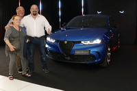 本日の主役。アルファ・ロメオおよびジープ販売主任のアレッシオさん（右）。