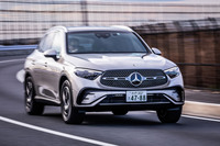 新型「GLC」のプラットフォームは、現行「Cクラス」と同じ「MRA II」。サスペンションはフロントが4リンク式、リアがマルチリンク式で、走行状況に応じて減衰力を調整するセレクティブダンピングシステムが備わる「アジリティーコントロールサスペンション」が標準で装備される。