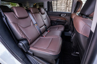 フロントシートと同じ表皮デザインが採用された3人掛けの2列目シート。背もたれのリクライニング機構や、ワンタッチでシートを格納できるタンブル機能が組み込まれている。