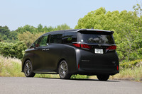 「アルファード スペーシャスラウンジ」のボディーサイズは全長×全幅×全高＝4995×1850×1945mm、ホイールベースは3000mm。これらの寸法は、ベースとなった「エグゼクティブラウンジ」と同一である。