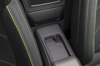 左右の座席間には、小物を置くためのトレーと12Vのアクセサリーソケットが用意される。USBコネクターも2つ設置されている。スマートフォンとの連携機能は40万6780円のオプション。