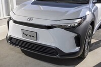 バンパーの開口部を上下に薄いデザインとすることで、トヨタのBEVとしての独自性を表現している。