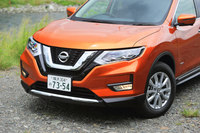 2017年6月に大幅改良を受けた「日産エクストレイル」。「Vモーション」を強調したグリルと新意匠のヘッドランプにより、フロント周りのイメージは一新された。