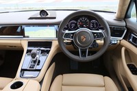 「サドルブラウン」と「ルクソールベージュ」のコンビネーションによるインテリアの仕立ては13万円のオプション。インパネセンターには12.3インチのタッチスクリーンが設置されている。