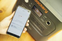 スマートフォン用のアプリを使ったリモート管理が可能になったのも新製品の魅力のひとつ。残量や温度が把握できるほか、各コネクターのオン／オフが可能になる。