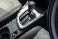 最新のハイブリッド車ではあるが、オーソドックスな形状のシフトノブが与えられる。パーキングブレーキは電動式。