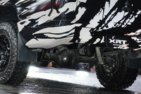 立派なリアデフ（ケース）をのぞき見る。リアサスペンションはリーフリジッドだ。