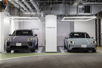 ポルシェの最新BEV「マカン」（写真左）と、BEV専用モデルとして2019年に日本導入がスタートした「タイカン」（同右）。