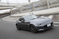 マイナーチェンジを機に、交通環境の認知をドライバーに促す「交通標識認識システム」や疲労軽減に役立つ「ドライバー・アテンション・アラート」などの運転支援システムが標準装備となった。