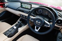 新グレード「SレザーパッケージVセレクション」は、タンカラーのインテリアとベージュのインシュレーター付きソフトトップを組み合わせた上級仕様だ。リトラクタブルハードトップの「ロードスターRF」には設定されない。