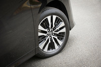 数あるグレードの中でも、切削光輝加工とブラック塗装の18インチアルミホイールが用意されるのは、「ZG」と「Z“Gエディション”」の2グレードのみ。タイヤサイズは235/50R18となっている。