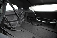 「GRMNヤリス」は2シーター。後席は撤去され、補強のブレースが装着されている。