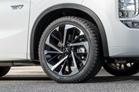 エントリーグレード「M」以外では20インチのタイヤ＆ホイールが標準。今回の試乗車は最上級グレード「P」で、ブリヂストンのスタッドレスタイヤ「ブリザックDM-V3」を履いていた。