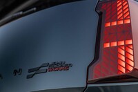 ドット型のリアコンビランプも特徴のひとつ。シグネチャーライトの点灯パターンは3種類から選べる。