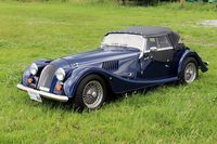 1936年に、モーガン初の四輪車としてデビューした「4/4」。「プラス4」のデビューに伴って1950年に生産が終了となったものの、1955年に今日に通じる丸みを帯びたボディーとともに復活。以降、今日まで連綿と生産が続けられている。